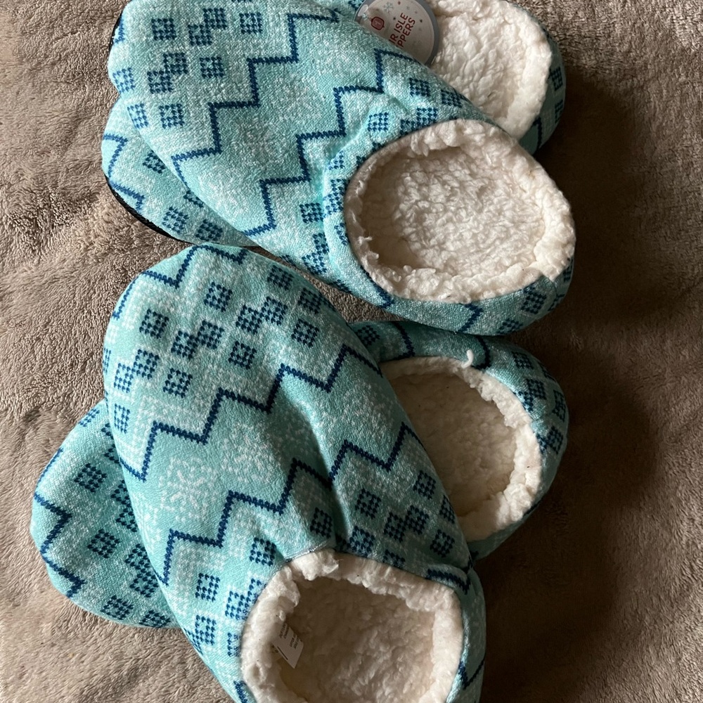 NWT 2 Pairs Fair Isle Slippers Blue Fuzzy Comfort Non-Skid Women’s Size L/ XL